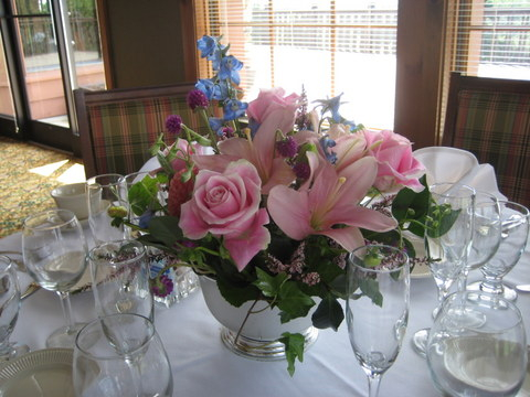 pink-lily-rose-centerpiece